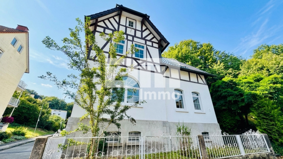 Sanierter Wohntraum mit Garten / Terrasse und 2 Garagen + vielen Extras - Frontansicht Titel